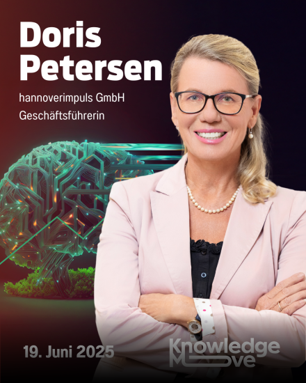 Porträtfoto von Doris Petersen, Geschäftsführerin hannoverimpuls GmbH, vor digitalem Gehirn-Hintergrund. KnowledgeMove, 19. Juni 2025.
